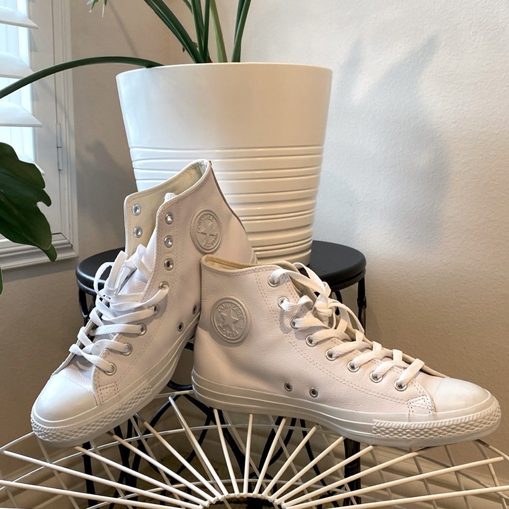 Converse Unisex Hightop. New. White. Leather.